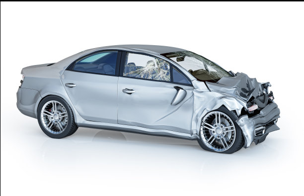 单一的车撞。银色轿车前部严重损坏。图片下载