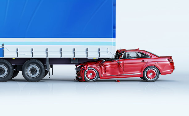 两辆车事故。汽车撞坏了。一辆红色coupé/轿车靠在一辆大卡车的后面。图片下载