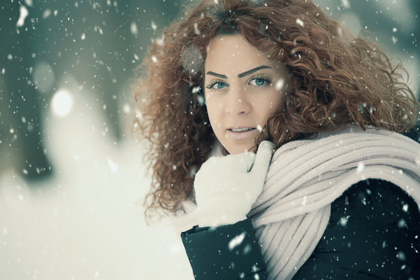 飘落雪花的女孩图片下载