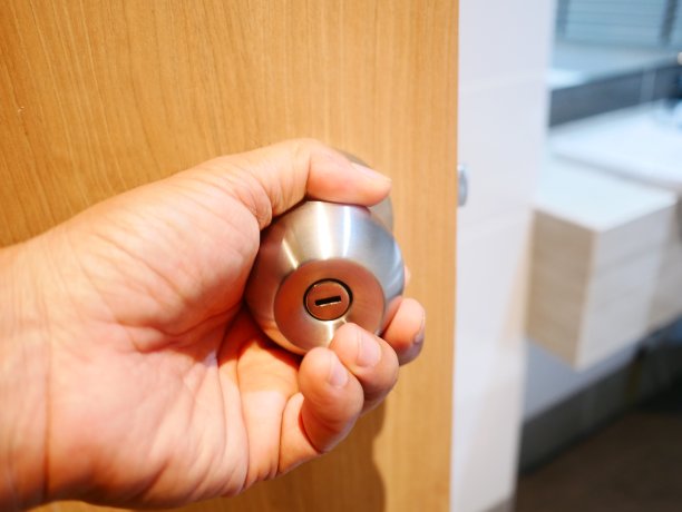 黄铜门把手在白色墙壁上图片下载