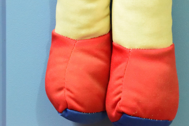 可爱的腿和袜子的娃娃在红色图片下载