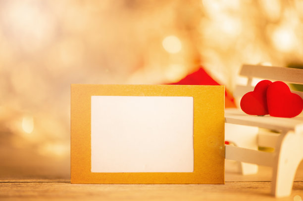 情人节的概念，周年纪念，婚礼问候用相框，心形的白色木凳，散焦背景，近景图片下载