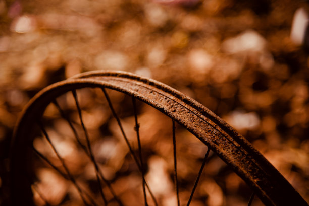一幅金属自行车车轮环的独特照片图片下载