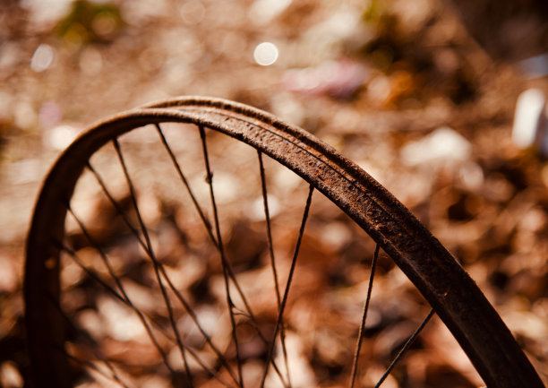 一幅金属自行车车轮环的独特照片图片下载