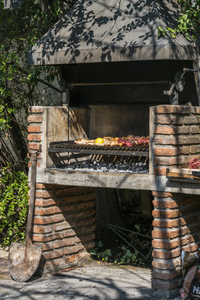 智利圣地亚哥，在智利国庆日期间在院子里的石头建筑上进行传统烧烤，美味可口，非常适合聚会图片下载
