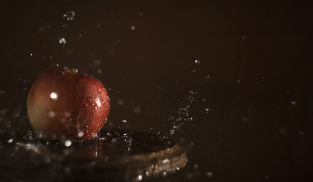 红苹果在水中飞溅，暖色调水果肖像，农贸市场照片图片下载