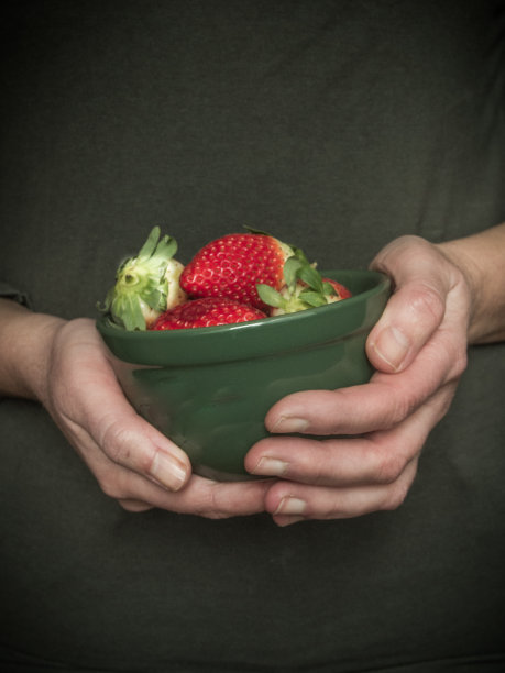 拿着草莓碗的女人图片下载