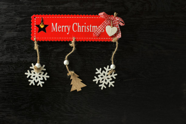 木制桌子上的圣诞装饰品图片下载