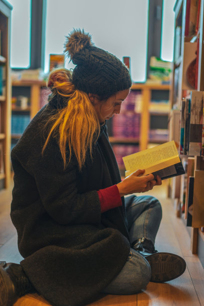 在图书馆学习的女孩图片下载