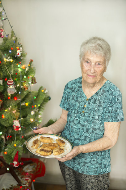 祖母拿着拉巴达盘过圣诞节巴西图片下载