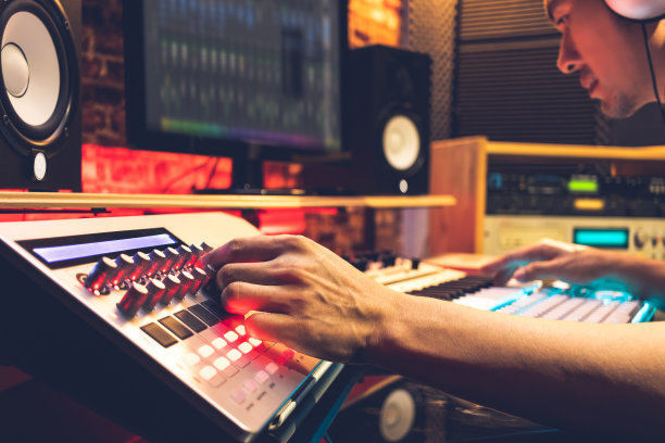男DJ、制作人、作曲家、音效师、编辑，在录音室、广播室、家庭录音室从事后期制作图片下载