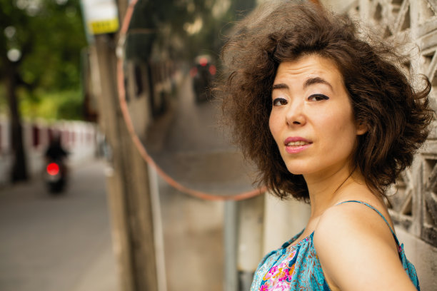 年轻的亚洲女人在户外。图片下载