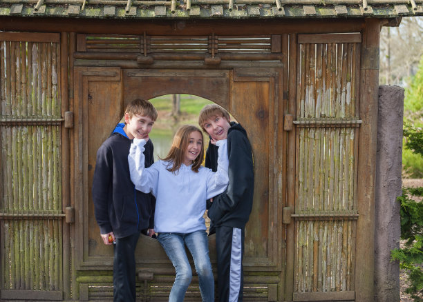 三胞胎在公园里摆姿势图片下载