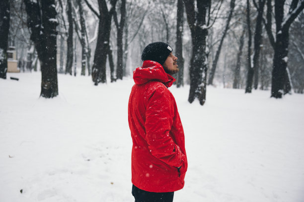 人享受着城市的第一场雪图片下载