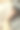 一个躺在床上不想醒来的年轻女人的肖像。快活的女孩躺在床上，把脸藏在被子里。垂直的照片。图片下载