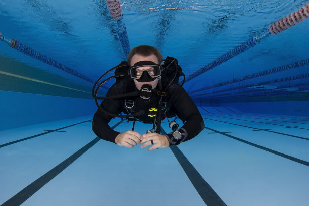 戴水肺的潜水员图片下载