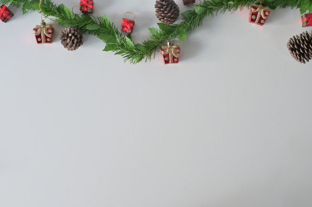 圣诞拷贝空间，圣诞构图装饰在白色背景上平铺，俯视图。图片下载