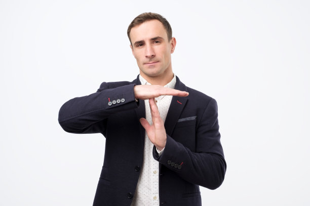 年轻人做了一个示意时间的手势图片下载