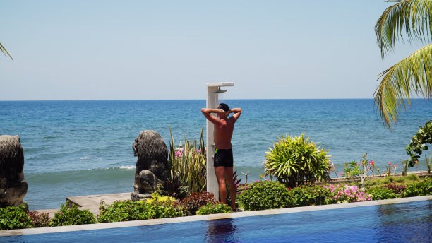 男人在海滩上洗澡图片下载