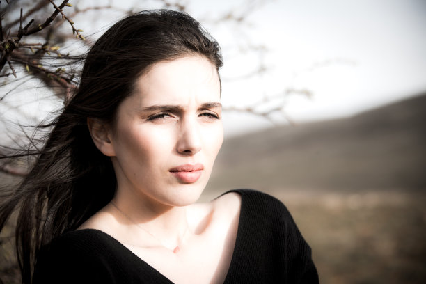 户外女模特照片拍摄在春天图片下载