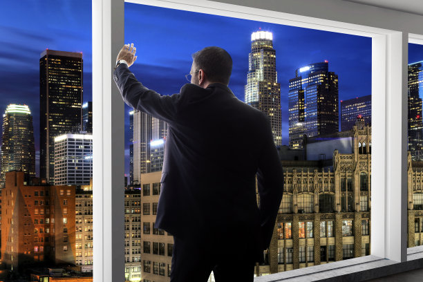 在洛杉矶看窗外的商人图片下载