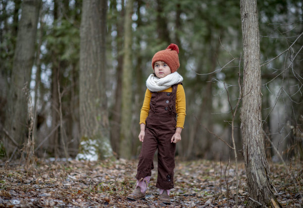 树林里的时髦女孩图片下载