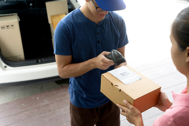 工人把箱子送到女人家里图片下载