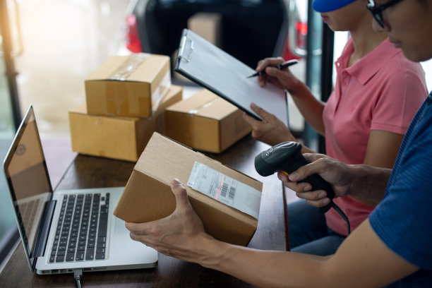 工作人员一起投递箱子图片下载