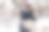 快乐的年轻夫妇在冬季公园有乐趣。家庭在户外。爱图片下载