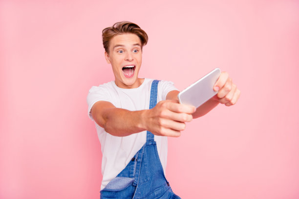 控制台控制控制器人人青年青年概念。近距离的照片肖像，高兴的疯子大喊，唬弄愁苦的人玩游戏在蜂窝孤立的蜡笔背景图片下载