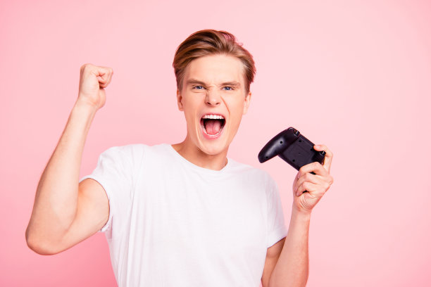 足球迷青年娱乐闲暇爱好挑战生活方式概念。近距离肖像的风格，时尚，兴奋，狂喜，狂喜，欣喜的人，男孩与游戏手柄孤立的蜡笔背景图片下载