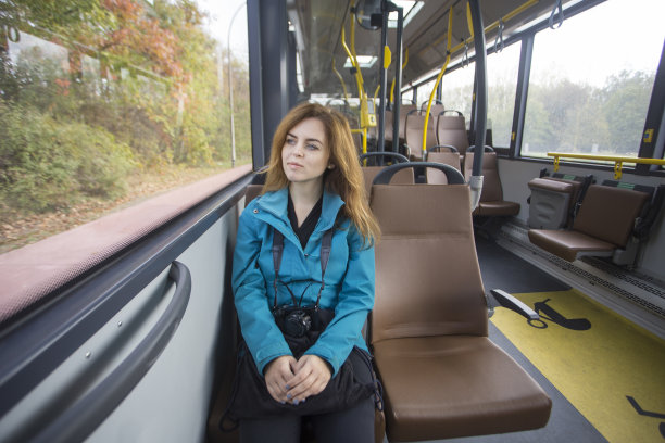 年轻女子乘坐公共交通工具图片下载