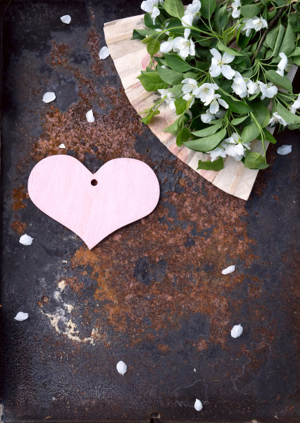 情人节卡片木制的粉红色的心和苹果花和扇子手工文书图片下载