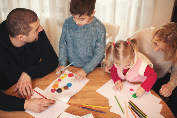 家人在家里一起做作业图片下载