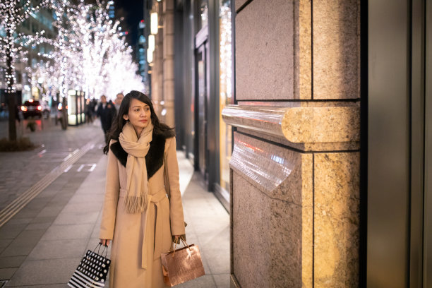 亚洲女人在冬天的晚上购物图片下载