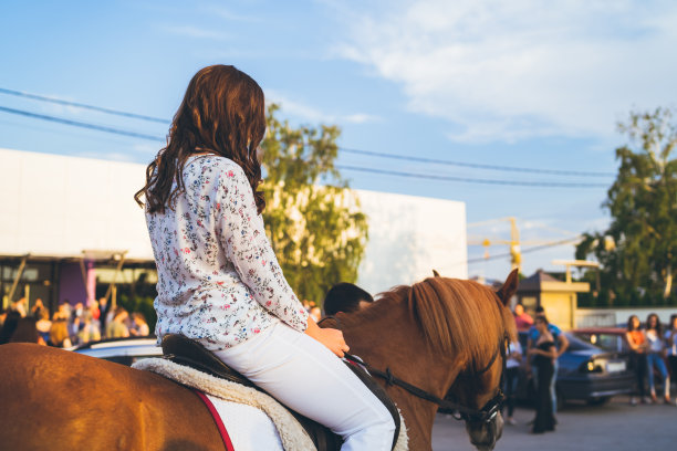 骑着马的年轻女子图片下载