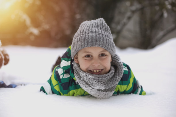 后院冬天的乐趣图片下载
