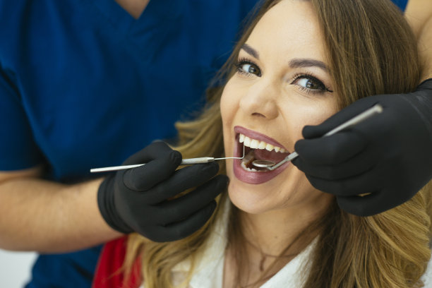 年轻女子在看牙医图片下载