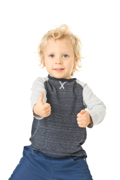 快乐的小男孩站着图片下载