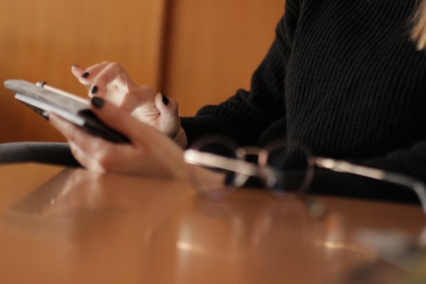 年轻女子在用平板电脑图片下载