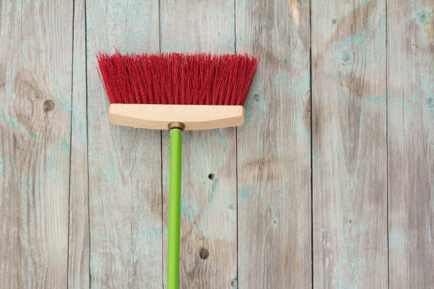 大扫帚清洁站在旧墙倒立图片下载