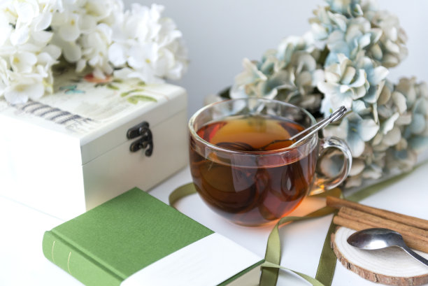 红茶杯，书，盒，绣球花，桂皮，匙，静物图片下载