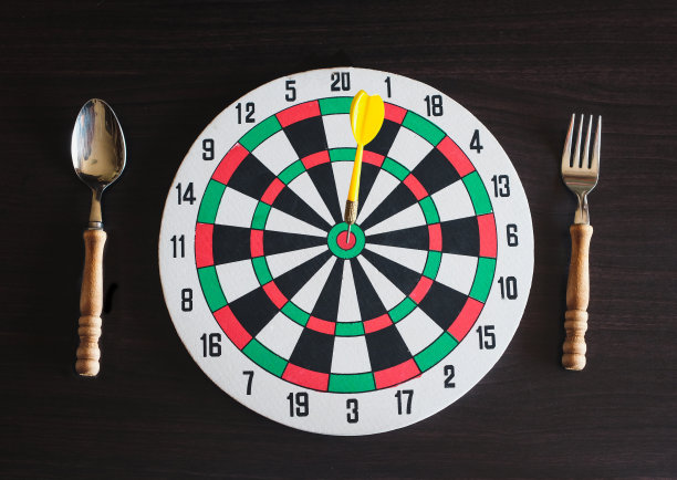 背景上有汤匙和民谣的飞镖板。图片下载