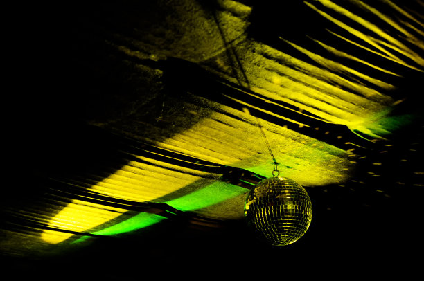 天花板上的迪斯科舞厅图片下载