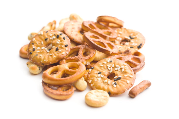 混合咸零食饼干和椒盐卷饼图片下载