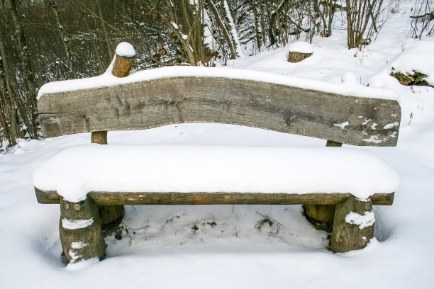 带雪的木凳图片下载