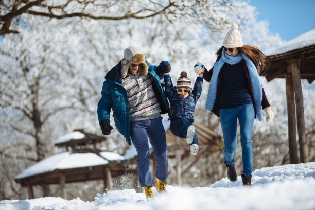 一家人在森林里享受冬日图片下载