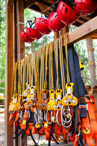 在一个树顶探险公园的绳索课程上的自我确保安全设备图片下载