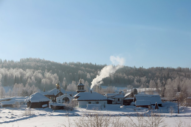 俄罗斯村庄里的东正教教堂。他们车窗上的冬季风景。图片下载
