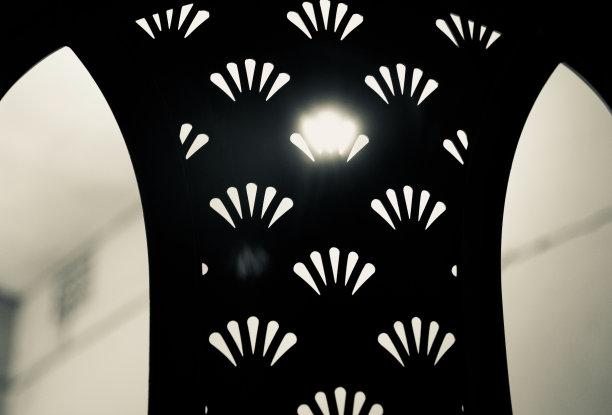 黑色背面的塑料椅子独特的照片图片下载